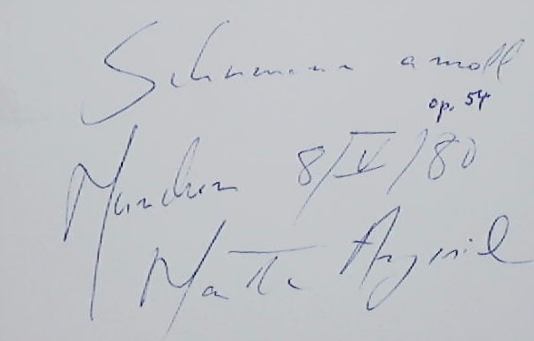 ARGERICH, Martha (Pianistin): - eigenhndig signierte und datierte Autogrammkarte. Schumann a moll.