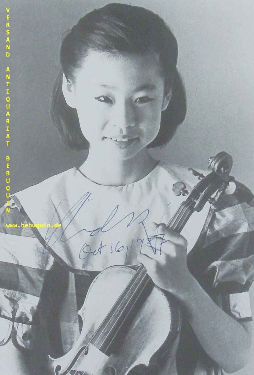 MIDORI (Violinistin): - eigenhndig signierte und datierte Portraitseite.