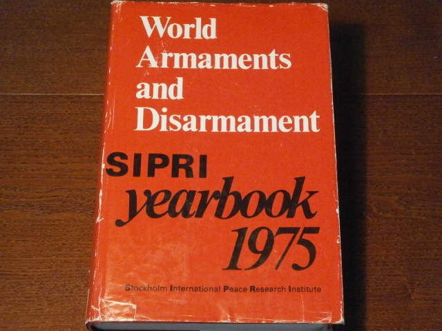 BARNABY, Frank: - (Hrsg.) World Armaments and Disarmament. SPIRI Yearbook 1975. Stockholm International Peace Research Institute.